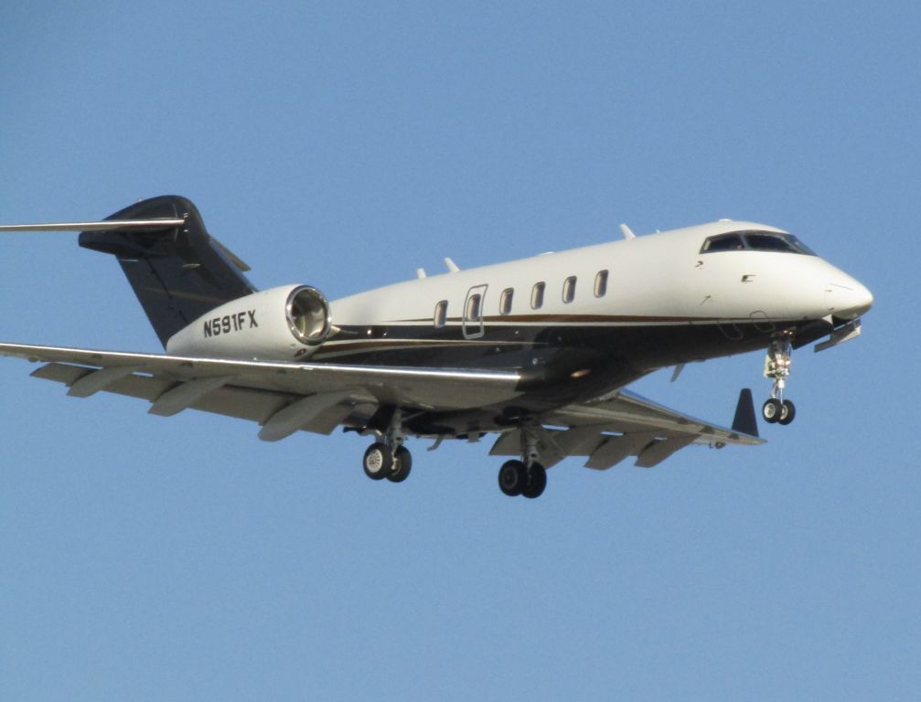 Canadair Challenger 350 (N591FX) - Landing RWY 20R