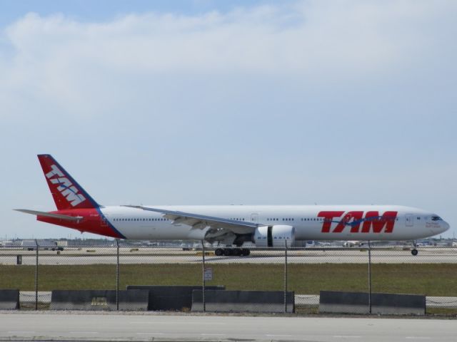 Boeing 777-200 (PT-MUF)