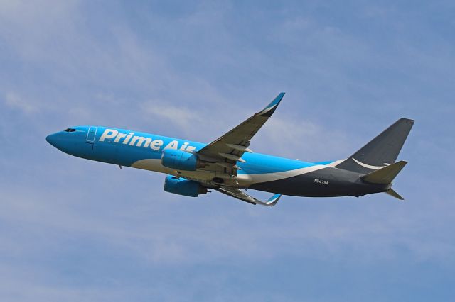 Boeing 737-800 (N5479A) - Here’s a shot of Amazon Prime Air/Sun Country SCX3061, a B737-800F, climbing out from RWY 7, bound for Fort Worth Alliance (KAFW) Fort Worth Alliance (KAFW) late Tuesday afternoon, 18 May 2021.