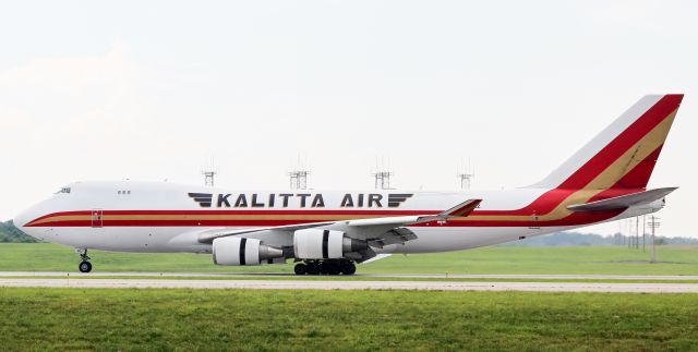 Boeing 747-400 (N405KZ) - runway 18 center landing