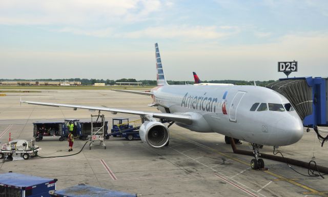 Airbus A320 (N118US) - American Airlines Airbus A320-214 N118US in Detroit 