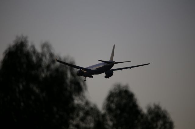 BOEING 777-300ER (N2645U)