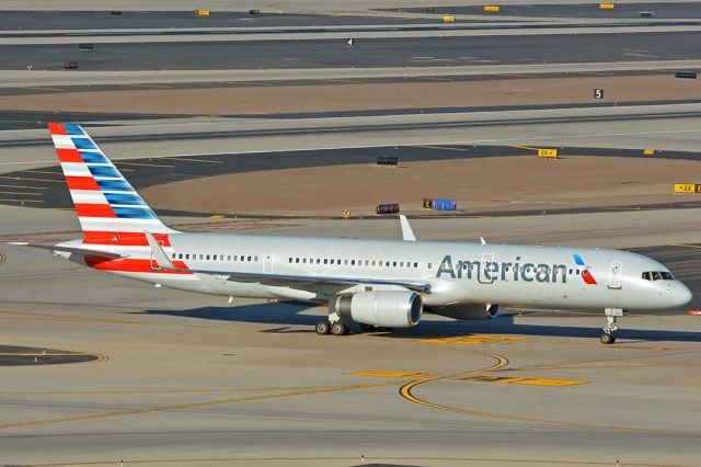 Boeing 757-200 (N207UW) - American Boeing 757-28A(W) N207UW at Phoenix Sky Harbor on August 26, 2018.