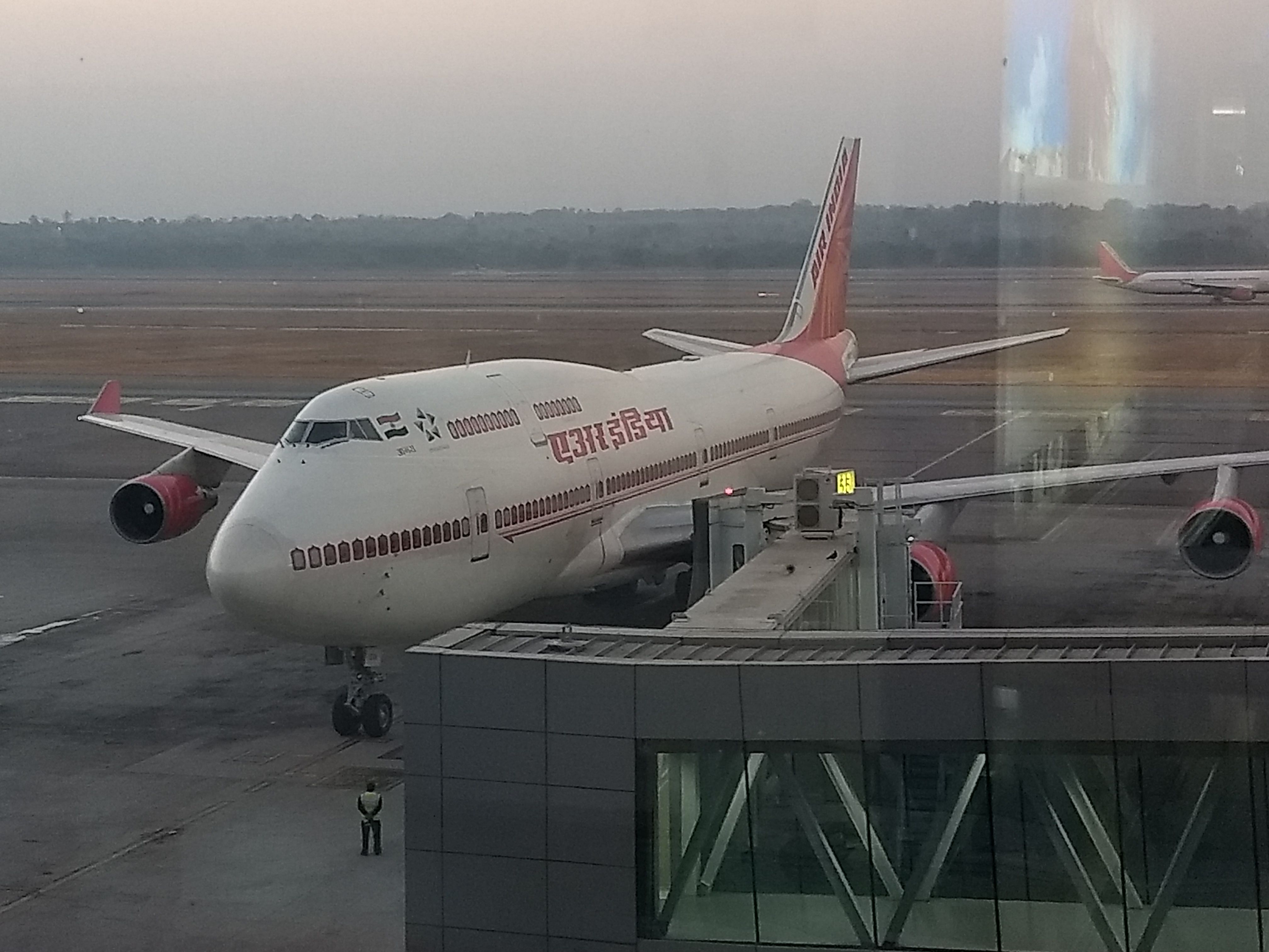 Boeing 747-200 (VT-EVA) - Boarding gate