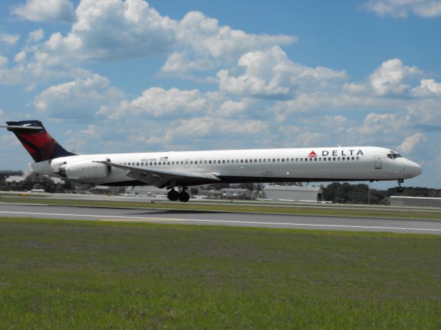 McDonnell Douglas MD-90 (N927DN) - Delta Air Lines MD-90 just prior to touching down on RWY 9