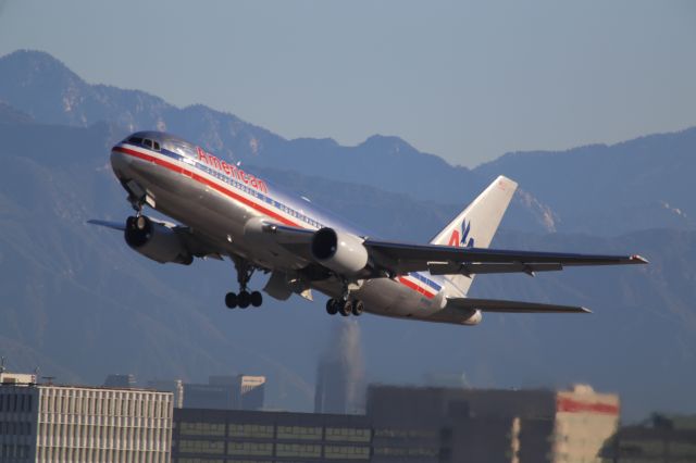 BOEING 767-200 (N339AA)