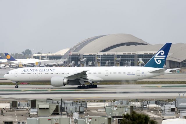 BOEING 777-300 (ZK-OKO) - ZK-OKO  Boeing  B777-319ER  ANZ  KLAX  20130305  4621