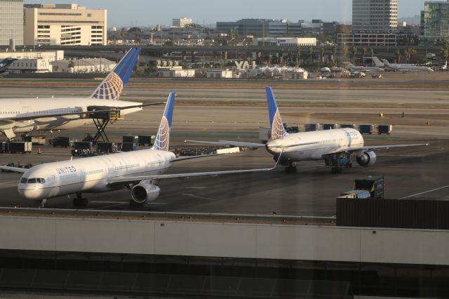 BOEING 757-300 (N73860)