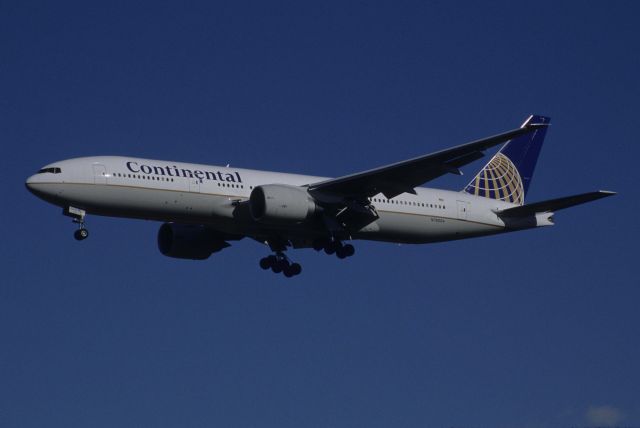 Boeing 777-200 (N78004) - Final Approach to Narita Intl Airport Rwy34L on 1999/02/13