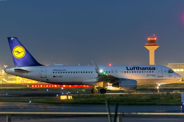 Airbus A320 (D-AIZP) - the hour between day and night