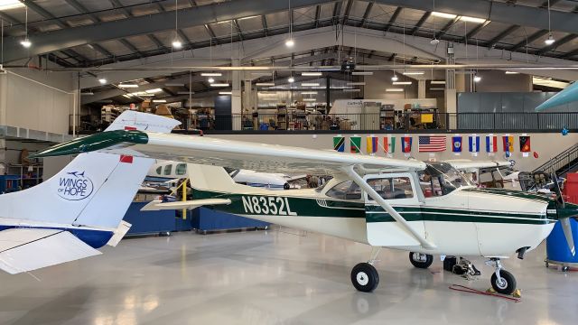 Cessna Skyhawk (N8352L)