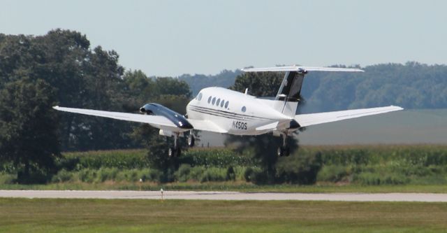 Beechcraft Super King Air 200 (N450S) - Departing rwy 27 on 8/10/11