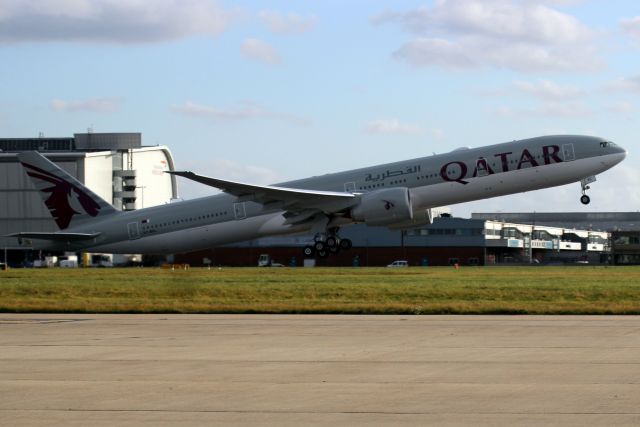 BOEING 777-300ER (A7-BEL) - Airborne off rwy 27L on 12-Oct-17 operating flight QR8 to OTHH.