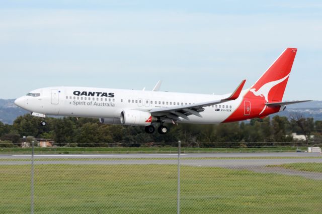 Boeing 737-800 (VH-VYK) - About to put down on runway 05. Thursday, 19 June 2014.