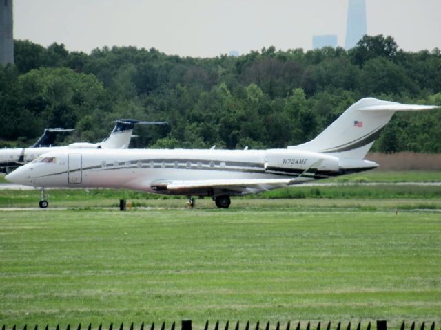 Bombardier Global 5000 (N724MF)