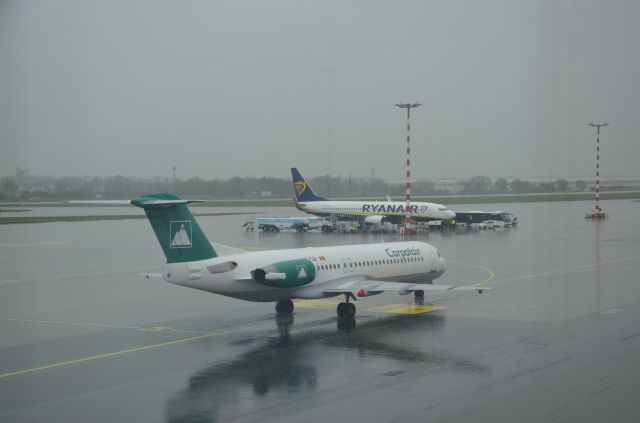 Fokker 100 (YR-FZA)