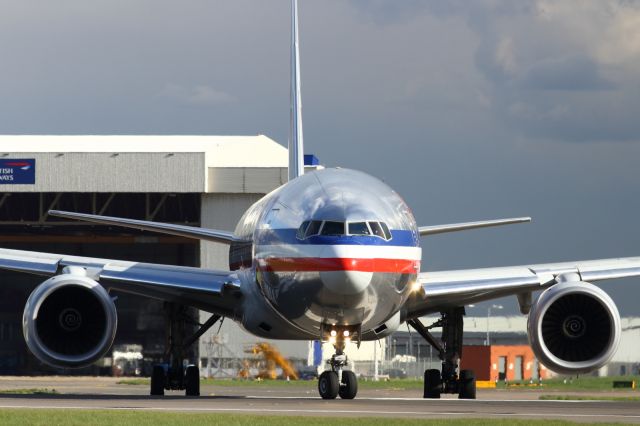 Boeing 777-200 — - Taxiing to runway 027R at LHR.