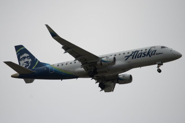 Embraer 175 (N174SY)