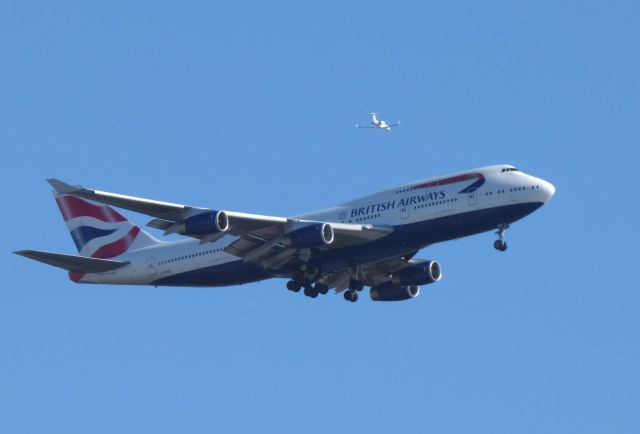 Boeing 747-400 (G-BYGB) - Shown here is a British Airways Boeing 747-400 a moment until it lands in the Winter of 2018 while an unexpected Gulfstream IV N430QS passed nearby also to a KPHL landing on a much shorter runway.