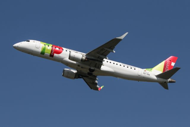 Embraer ERJ-190 (CS-TPO) - TPA323 climbing out for the flight back to Lisbon.