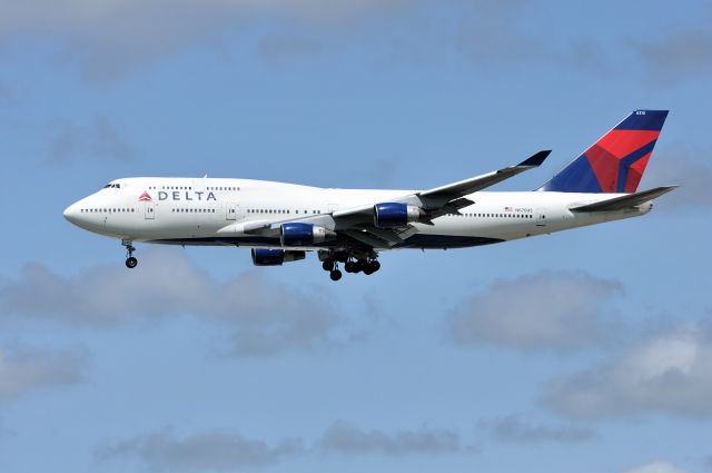 Boeing 747-400 (N670US)