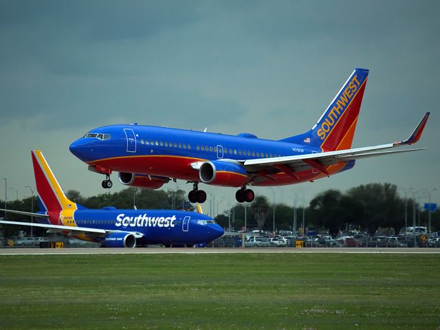 Boeing 737-700 (N7813P) - Landing 17L as a storm moves in from the west.