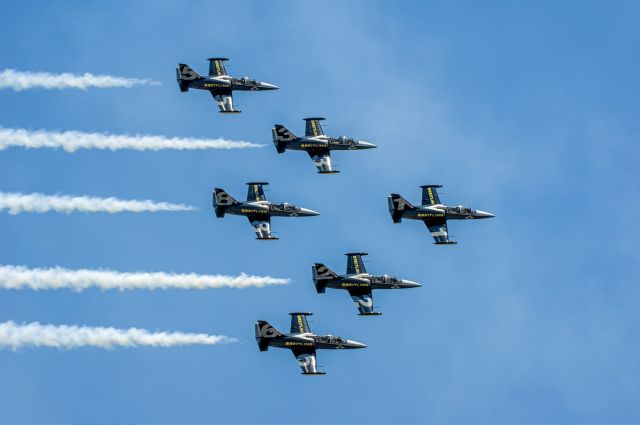 Aero L-39 Albatros — - Breitling L39s airshow demonstration team during the American Tour. 