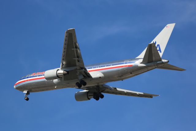 BOEING 767-300 (N323AA)