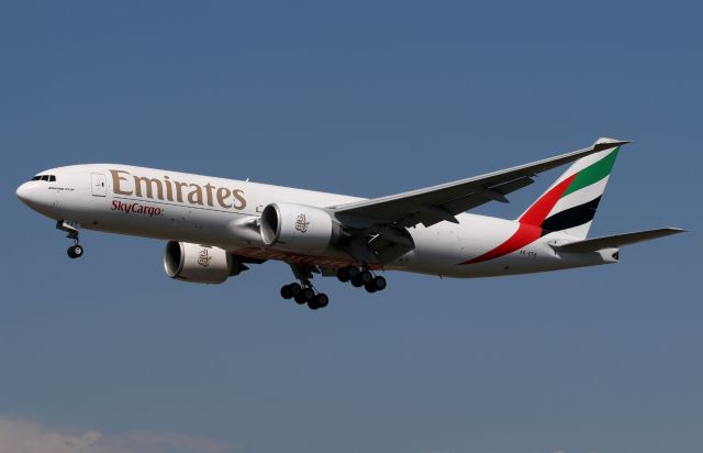 BOEING 777-200LR (A6-EFE)