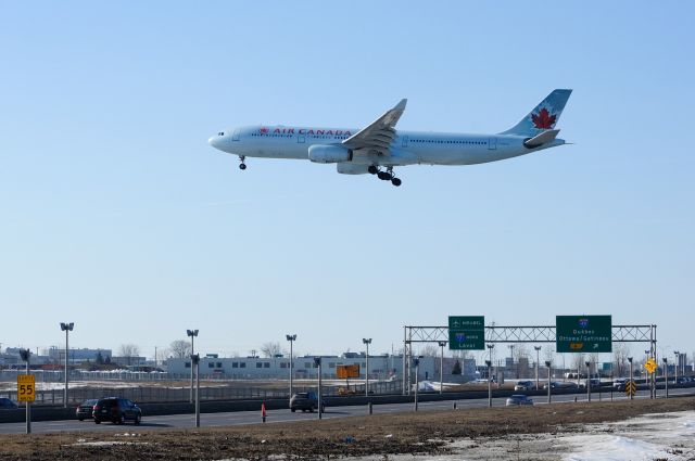 Airbus A330-300 (C-GHKW)