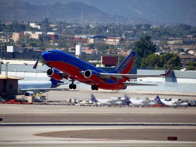 Boeing 737-700 (N551WN)