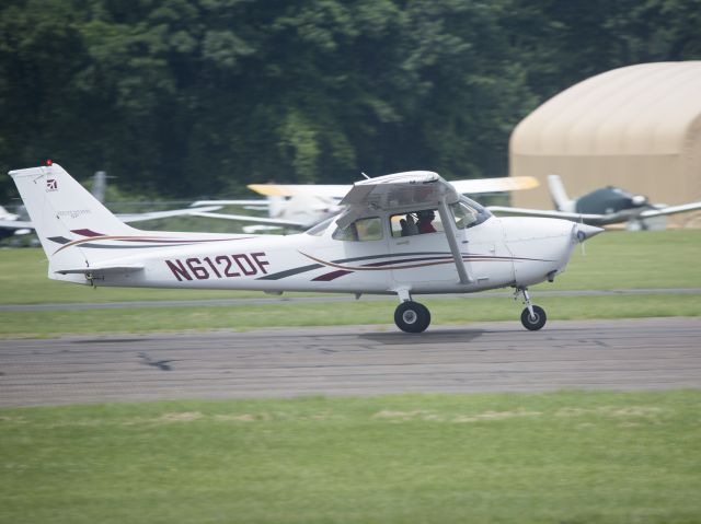 Cessna Skyhawk (N612DF) - Training fleet at Arrow Aviation (203) 744-5010. Garmin 1000 equipped.