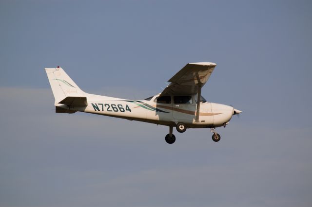 Cessna Skyhawk (N72664) - On approach to 20 on 5/16/2013