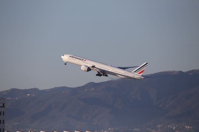 BOEING 777-300ER (F-GSQC)
