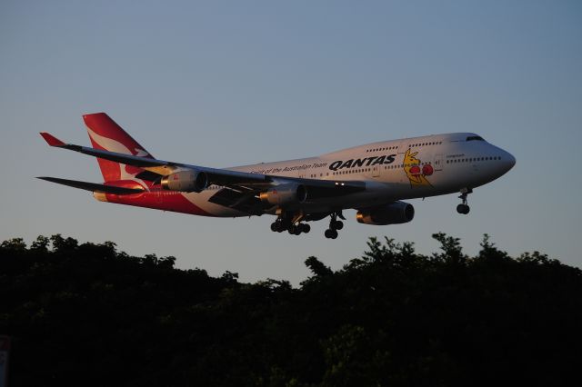 Boeing 747-400 (VH-OJU) - This is the new Wallabies scheme, I suppose!  Nice!  But I miss the ONEWORLD!