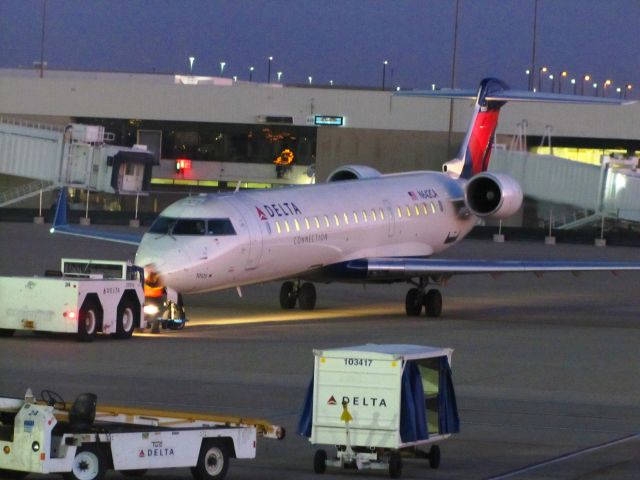 Canadair Regional Jet CRJ-700 (N642CA)