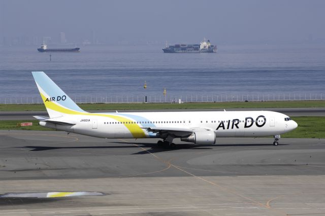 BOEING 767-300 (JA601A) - Taxing at Haneda Intl Airport on 2013/09/13