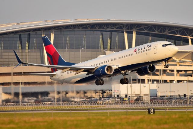Boeing 737-900 (N837NN) - 23-R departure prior to sunset on 10-16-22