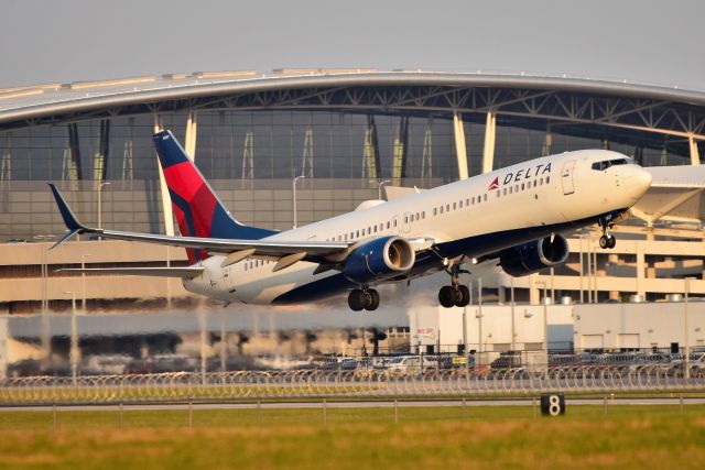 Boeing 737-900 (N837NN) - 23-R departure prior to sunset on 10-16-22