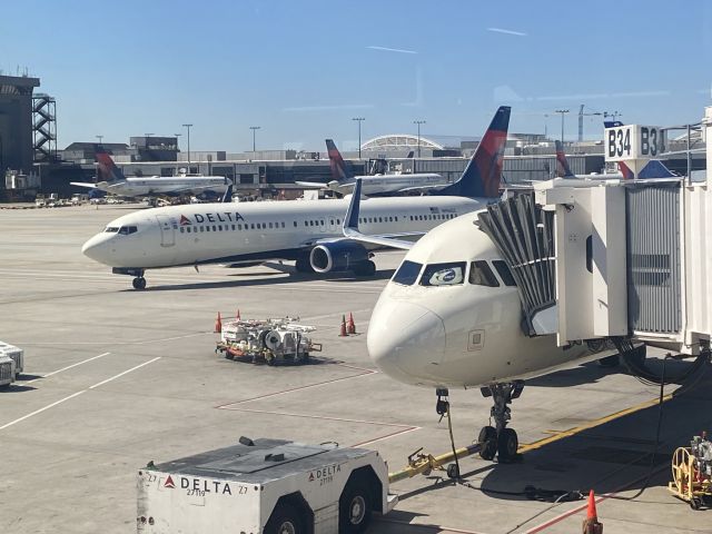 Boeing 737-900 (N857DZ) - This Delta B737-900ER just arrived from Seattle Tacoma Int’l Airport (SEA) into Atlanta Hartsfield-Jackson Int’l Airport parking next to the rival Airbus A320 family jet (specifically an A321) that Delta also flies! 