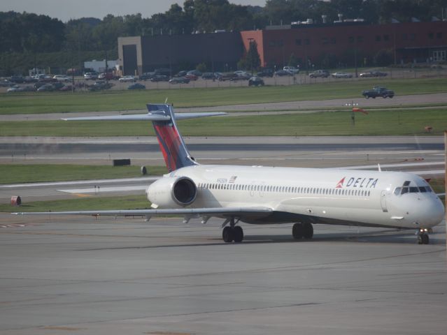 McDonnell Douglas MD-90 (N925DN) - Taxiing at MSP on 07/31/2011