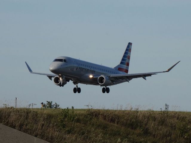 Embraer 175 (N424YX)
