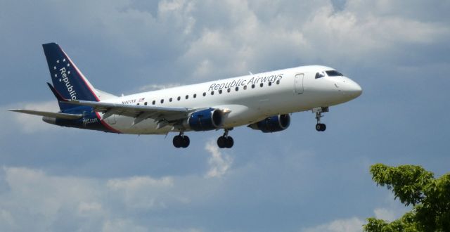 Embraer 175 (N401YX) - On final is this 2013 Republic Airways Embraer 145LR in the Spring of 2021.