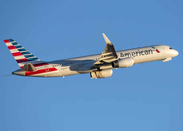 Boeing 757-200 (N205UW)