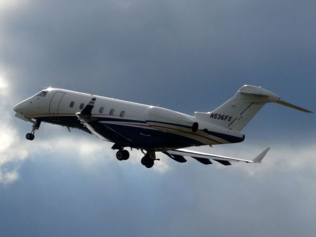 Bombardier Challenger 300 (N536FX)