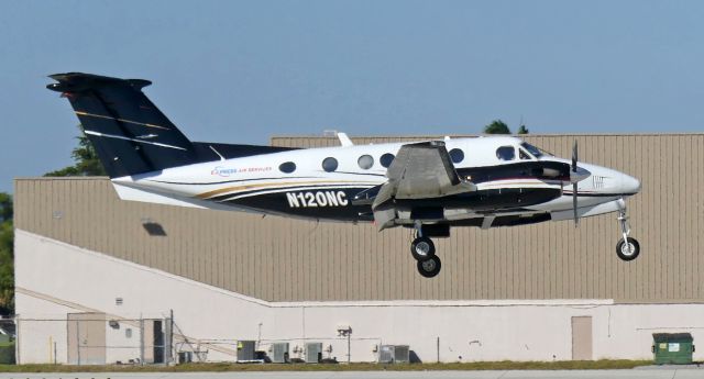 Beechcraft Super King Air 200 (N120NC)