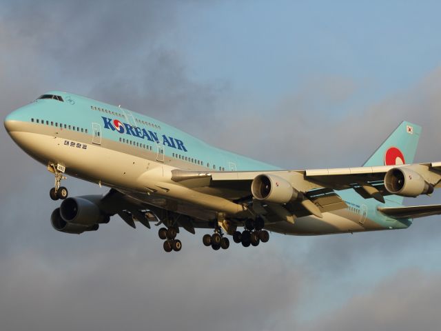 Boeing 747-200 (HL7460) - Korean Air has replaced the B747-400 with the more fuel efficient B777-300ER as has many airlines.