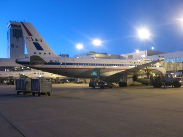 Airbus A320 (N475UA)