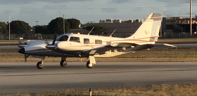 Piper Seneca (N221BT)