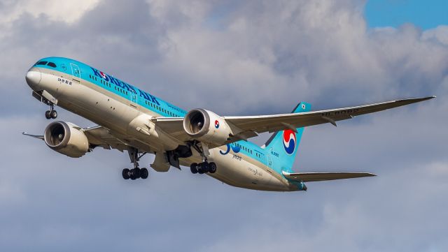 Boeing 787-9 Dreamliner (HL8082) - A runway 23 departure bound for Incheon